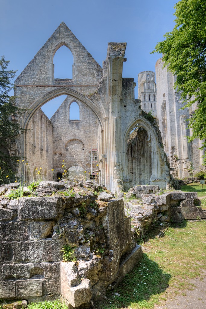 hdr abdij van Jumieges abbaye ruine religie religion rooms normandie frankrijk katholiek kerkfotografie kerk basiliek kathedraal Jumièges religieus erfgoed christus maria